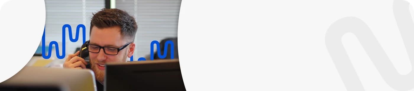 Atendente da Multilaser ao telefone